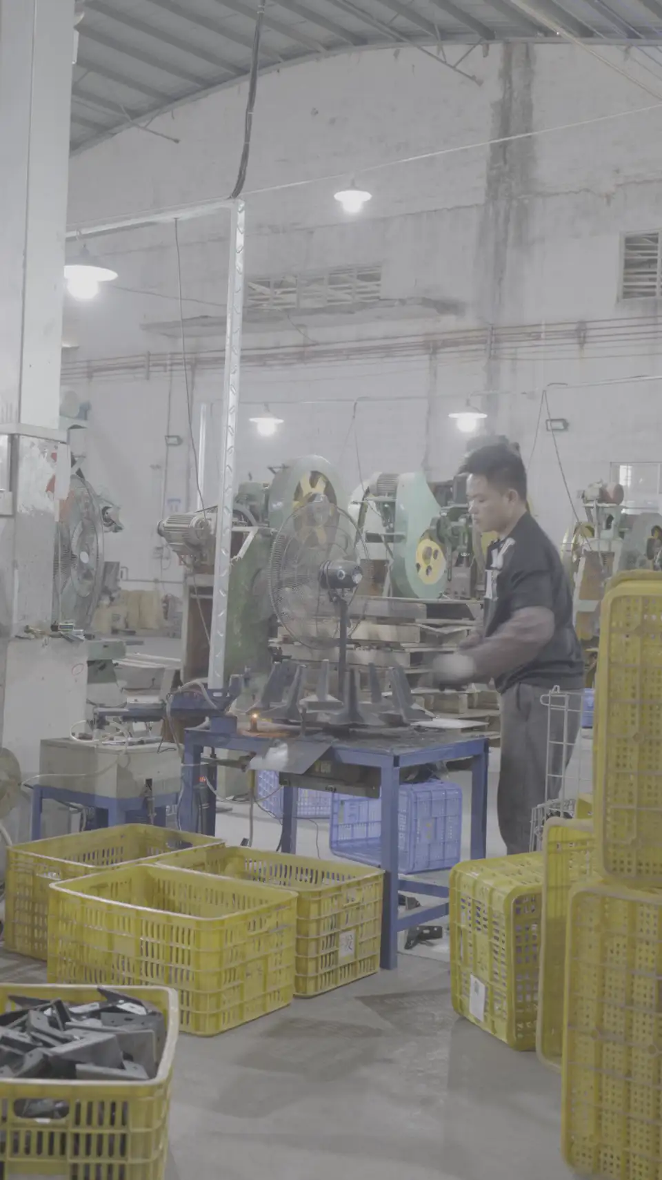 Stages_of_welding_metal_furniture_legs